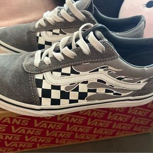 Vans grey suede low top old school checker flame boy’s Youth 6.0 women’s size 8